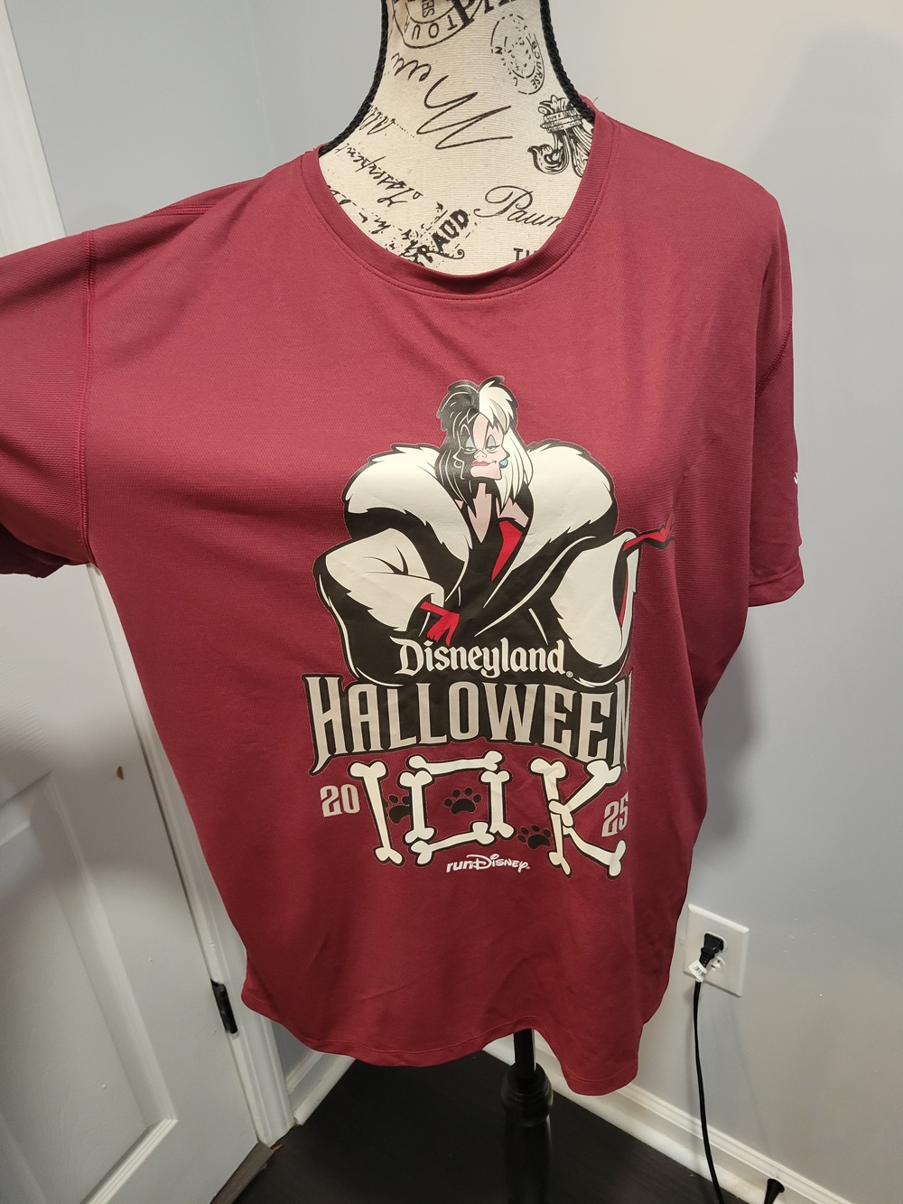 Brooks Burgundy Short-Sleeve Graphic Tee with Cream, Black and Red Print